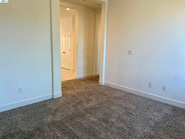 937 Lindsay Ln, Clovis, CA 93619