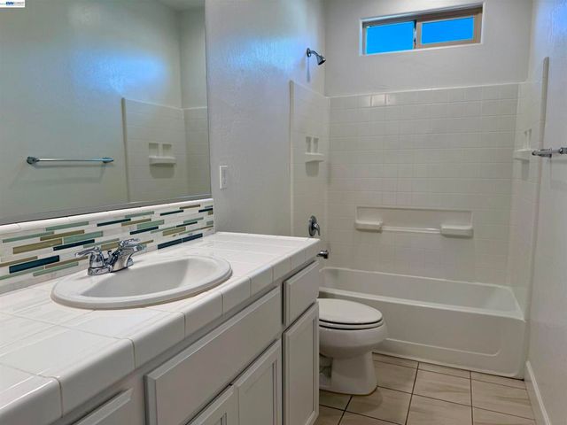 937 Lindsay Ln, Clovis, CA 93619