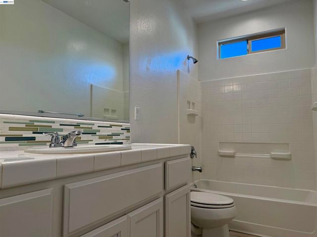 937 Lindsay Ln, Clovis, CA 93619