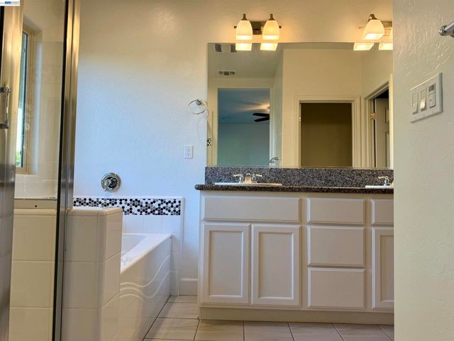 937 Lindsay Ln, Clovis, CA 93619