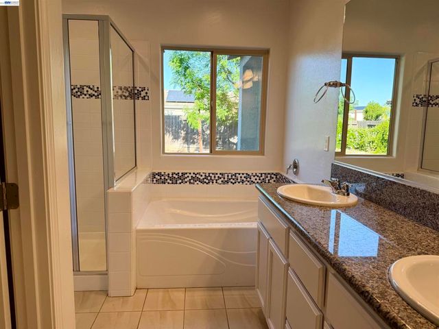 937 Lindsay Ln, Clovis, CA 93619