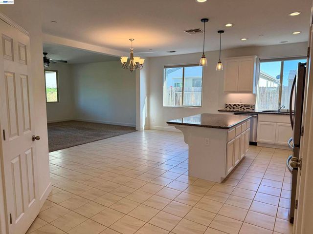 937 Lindsay Ln, Clovis, CA 93619