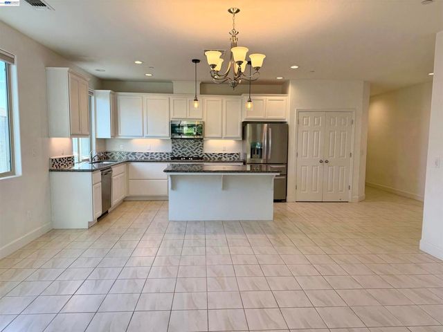 937 Lindsay Ln, Clovis, CA 93619