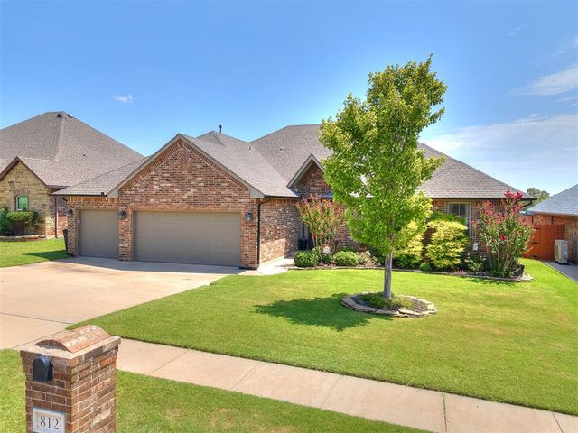 812 Lindsey Lane, Moore, OK 73160