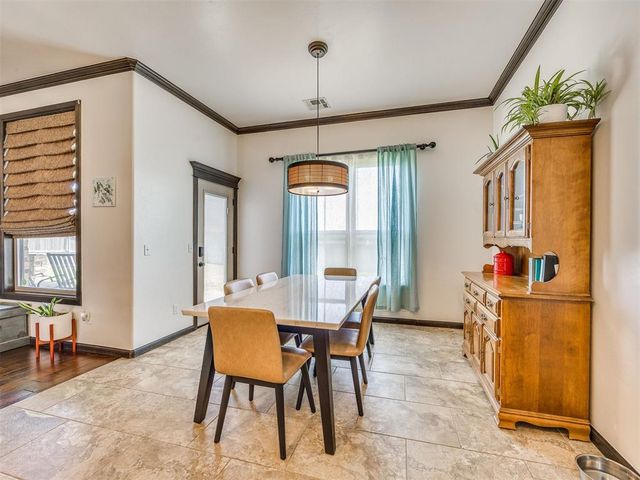 812 Lindsey Lane, Moore, OK 73160