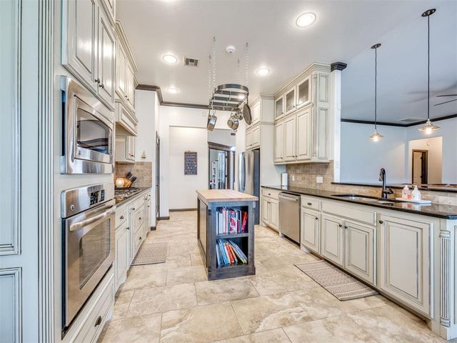 812 Lindsey Lane, Moore, OK 73160
