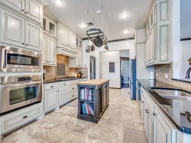 812 Lindsey Lane, Moore, OK 73160