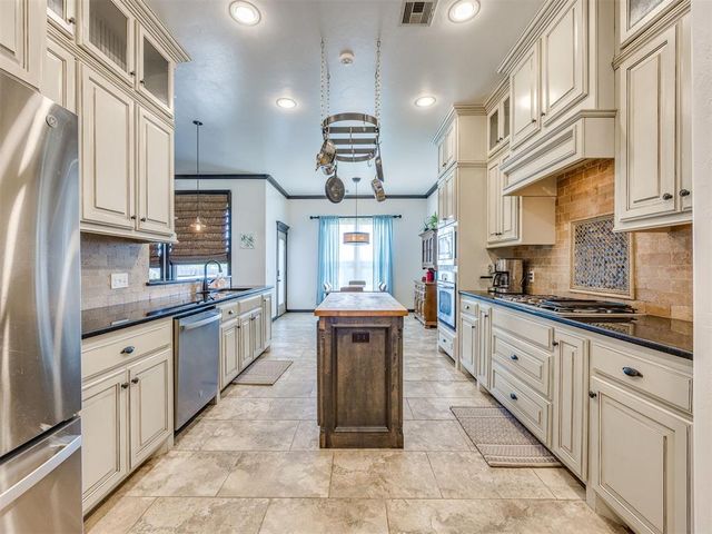 812 Lindsey Lane, Moore, OK 73160