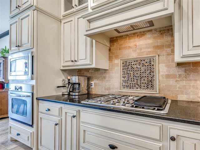 812 Lindsey Lane, Moore, OK 73160
