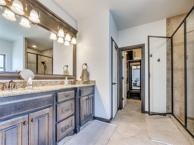 812 Lindsey Lane, Moore, OK 73160