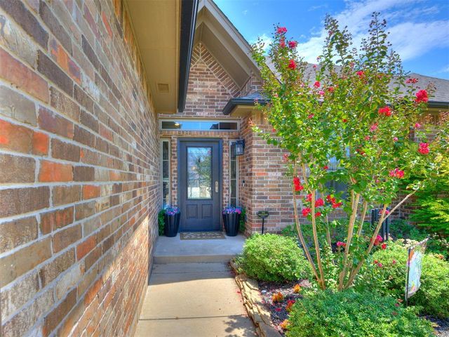 812 Lindsey Lane, Moore, OK 73160