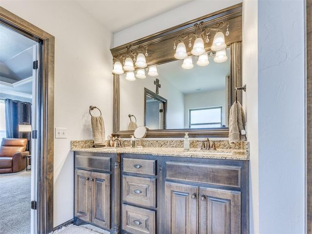 812 Lindsey Lane, Moore, OK 73160