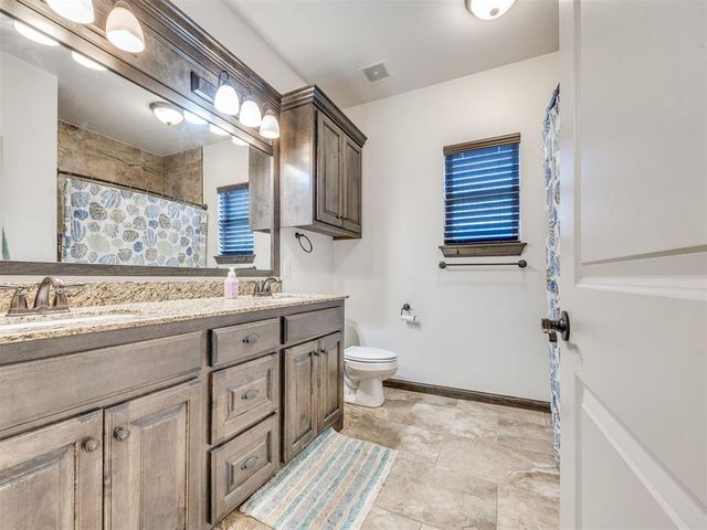 812 Lindsey Lane, Moore, OK 73160