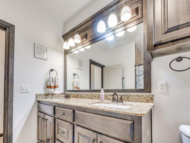 812 Lindsey Lane, Moore, OK 73160