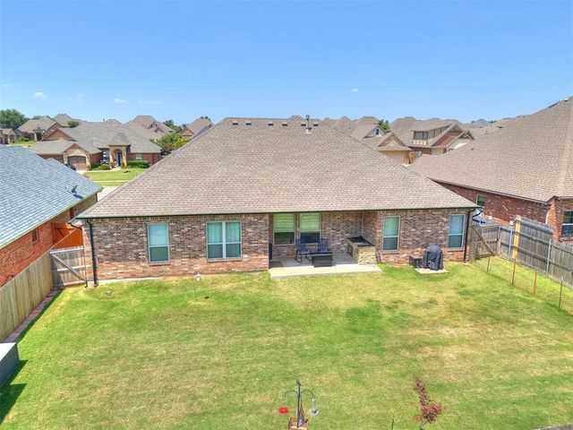 812 Lindsey Lane, Moore, OK 73160