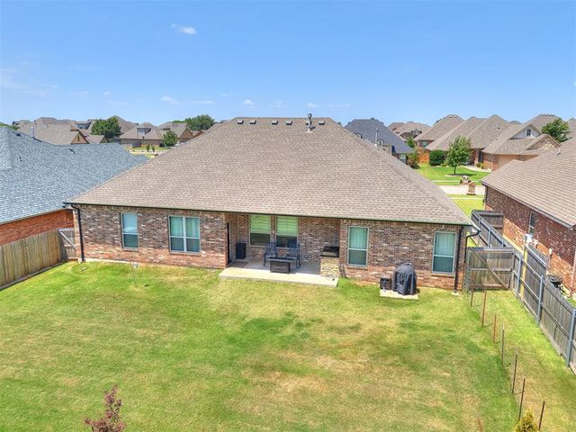 812 Lindsey Lane, Moore, OK 73160
