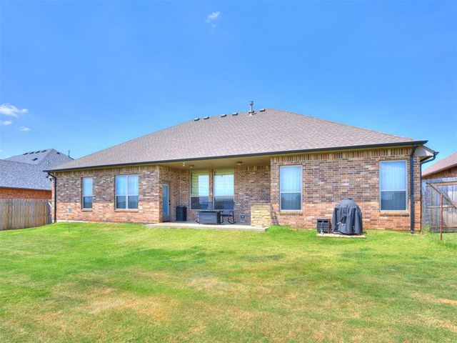 812 Lindsey Lane, Moore, OK 73160