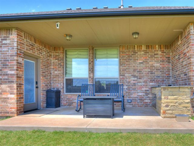 812 Lindsey Lane, Moore, OK 73160