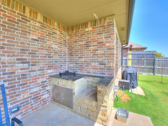 812 Lindsey Lane, Moore, OK 73160
