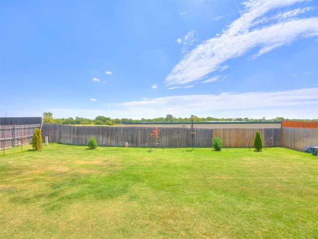 812 Lindsey Lane, Moore, OK 73160