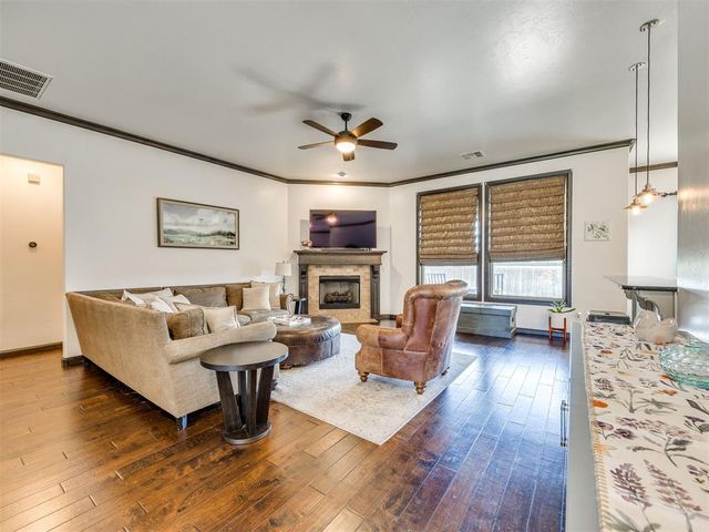 812 Lindsey Lane, Moore, OK 73160
