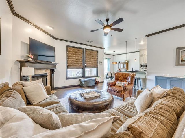 812 Lindsey Lane, Moore, OK 73160