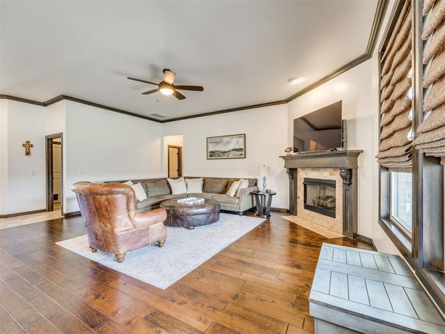 812 Lindsey Lane, Moore, OK 73160