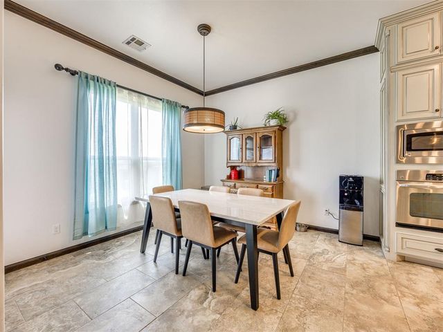812 Lindsey Lane, Moore, OK 73160
