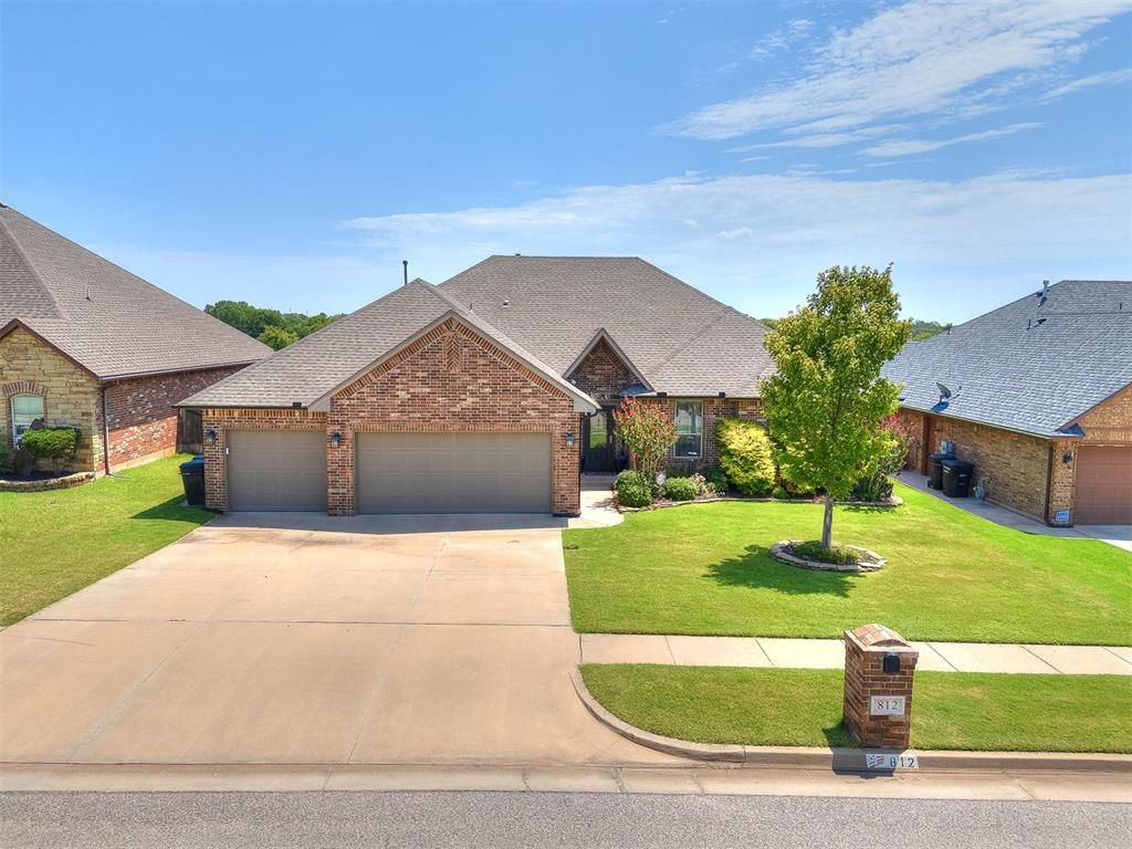812 Lindsey Lane, Moore, OK 73160