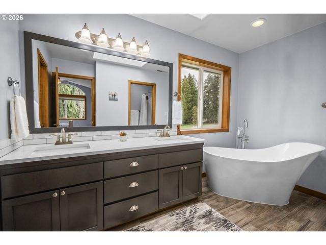 18214 S BROOKSTONE Dr, Oregon City, OR 97045