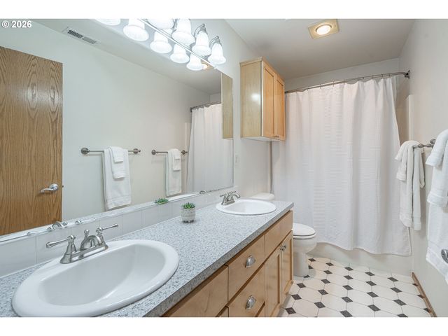 18214 S BROOKSTONE Dr, Oregon City, OR 97045