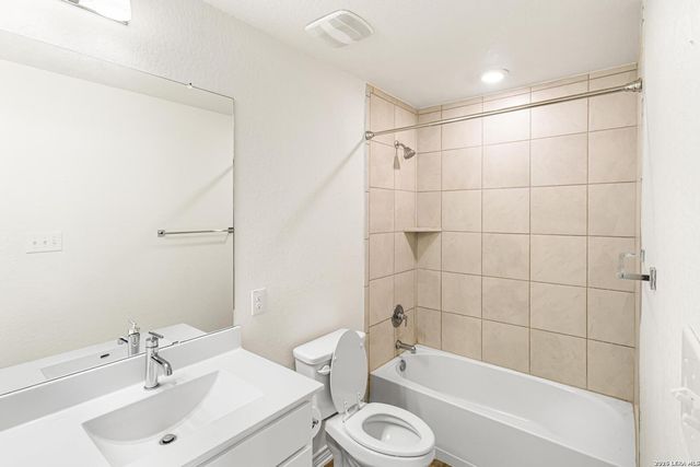 14319 Breakline Way, Elmendorf, TX 78112