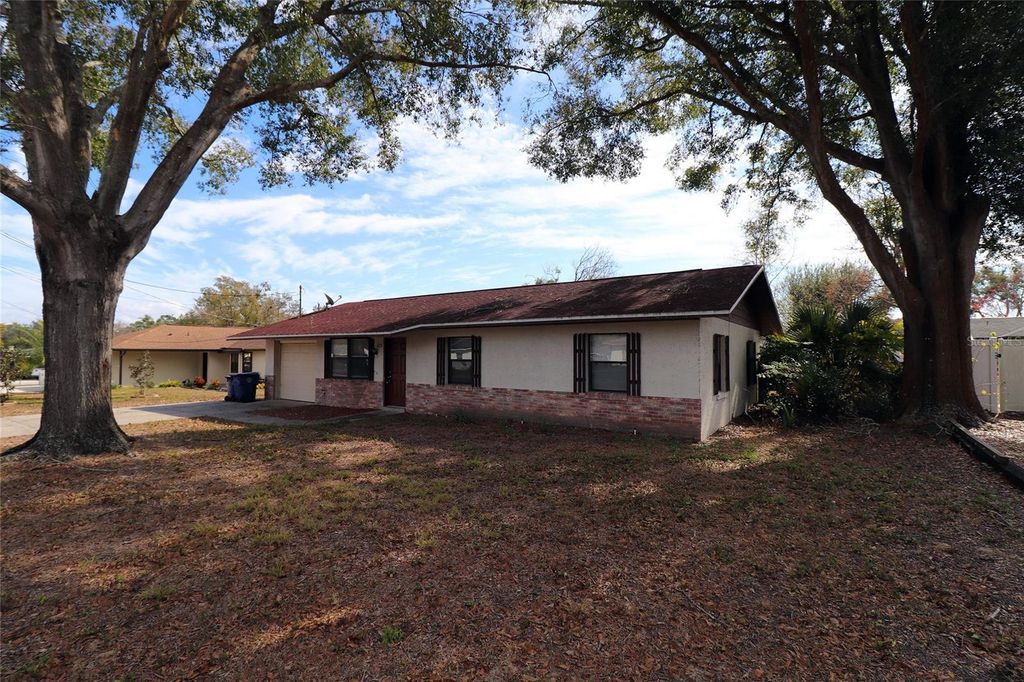 Image 5 of property listing at 109 E CHESTER STREET, Clermont, FL 34715