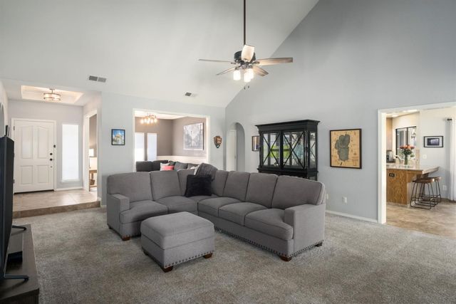 1554 E Omaha Avenue, Fresno, CA 93720