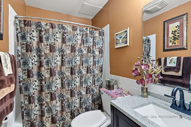 271 12th Street B, Wheeling, IL 60090