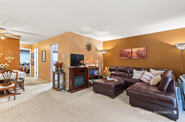 271 12th Street B, Wheeling, IL 60090