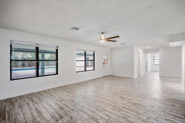 5122 Foresthaven Drive, Houston, TX 77066