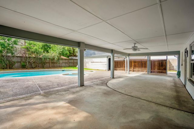 5122 Foresthaven Drive, Houston, TX 77066