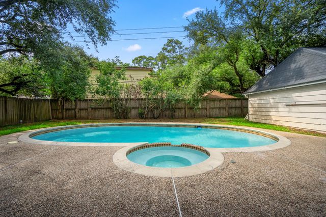 5122 Foresthaven Drive, Houston, TX 77066