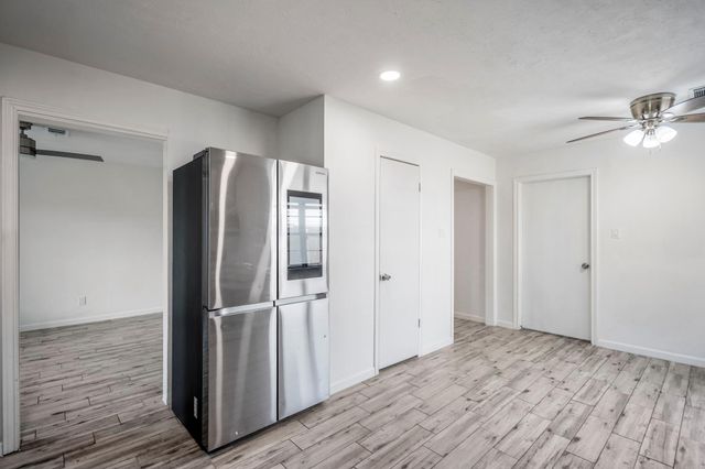 5122 Foresthaven Drive, Houston, TX 77066