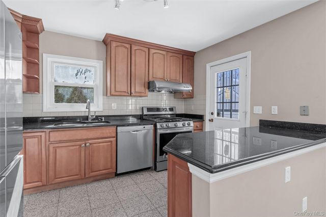 1987 Lakeville Road, New Hyde Park, NY 11040