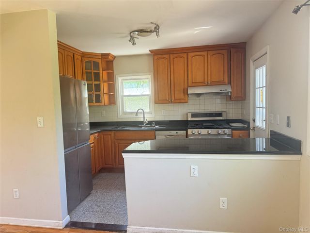 1987 Lakeville Road, New Hyde Park, NY 11040