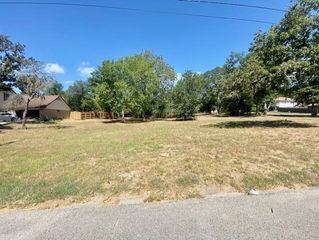 906 S Oak Street, Bellville, TX 77418