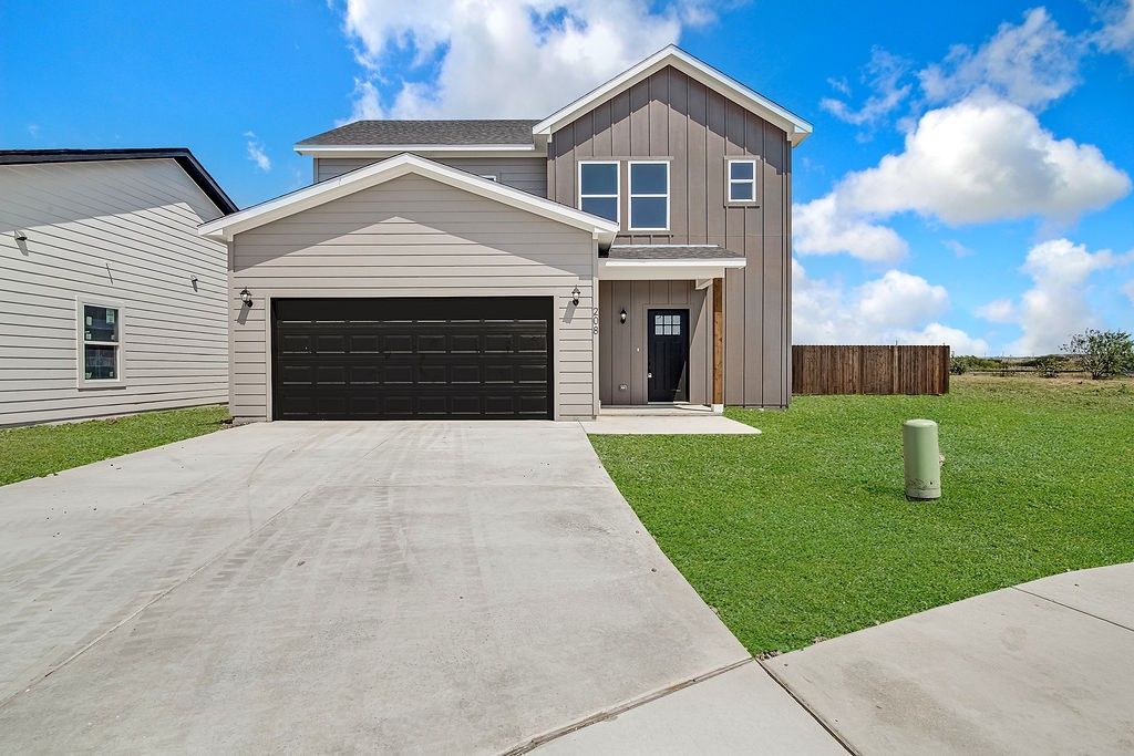 208 Marble Creek Drive, Fort Worth, TX 76131 — exterior