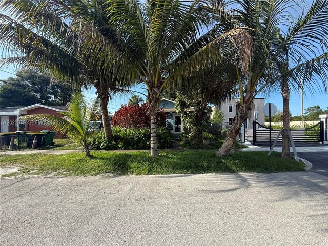 688 SW 7th Ter, Dania Beach, FL 33004