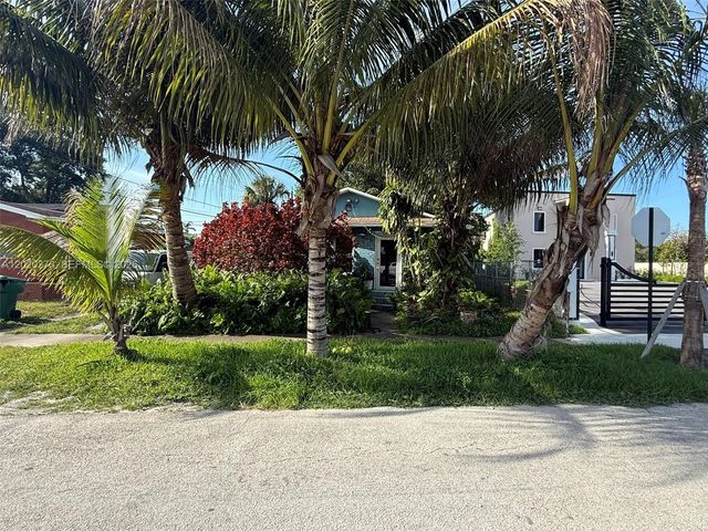 688 SW 7th Ter, Dania Beach, FL 33004