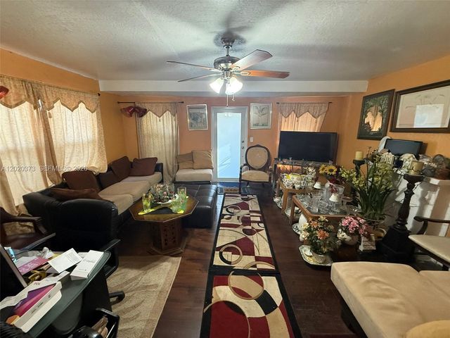 688 SW 7th Ter, Dania Beach, FL 33004