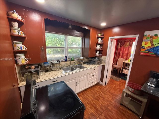 688 SW 7th Ter, Dania Beach, FL 33004