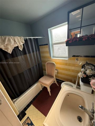 688 SW 7th Ter, Dania Beach, FL 33004