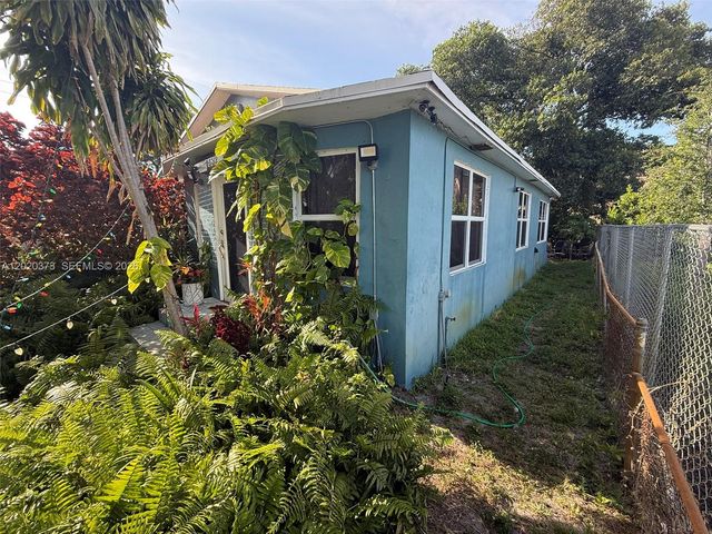 688 SW 7th Ter, Dania Beach, FL 33004